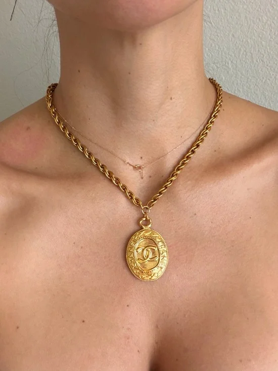 ✨Vintage Chanel CC Medallion Chain Necklace Gold Tone ✨ - Picture 7 of 7